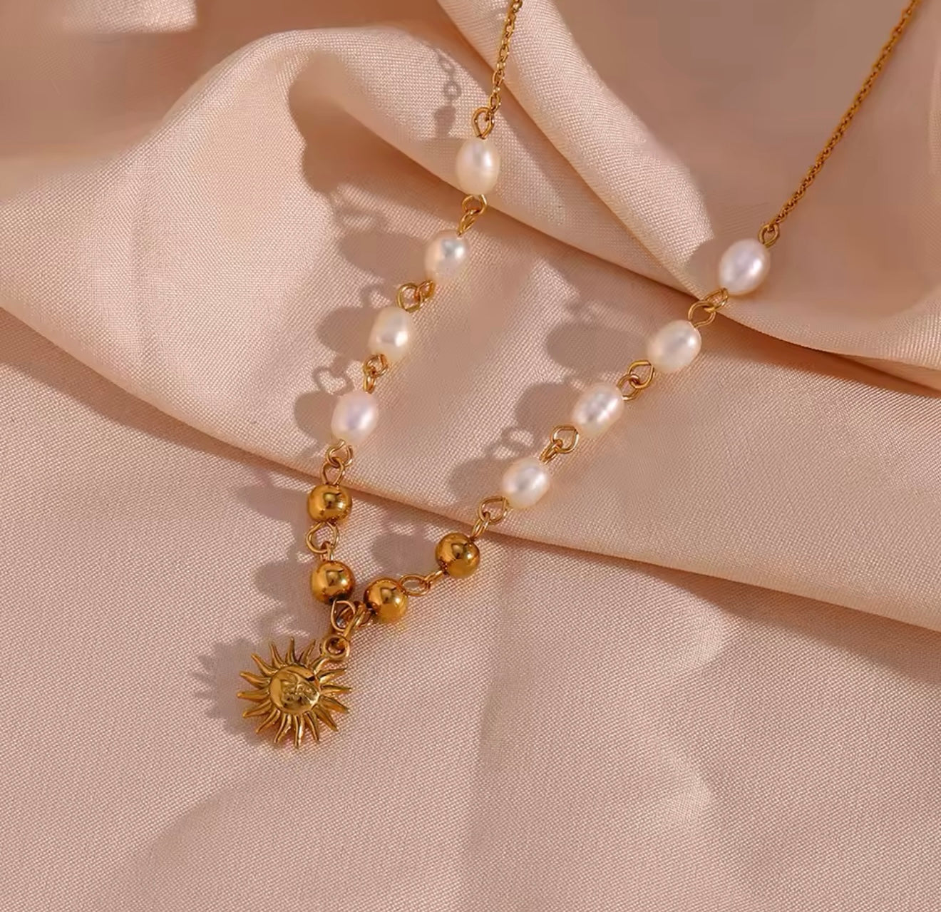 Sun and the Pearls Necklace - Gold