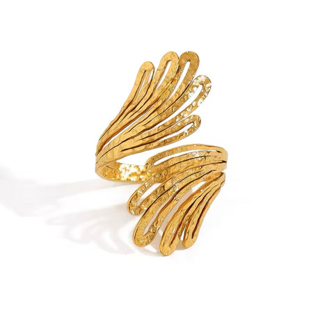 Hammered Ring with Leaves - Gold
